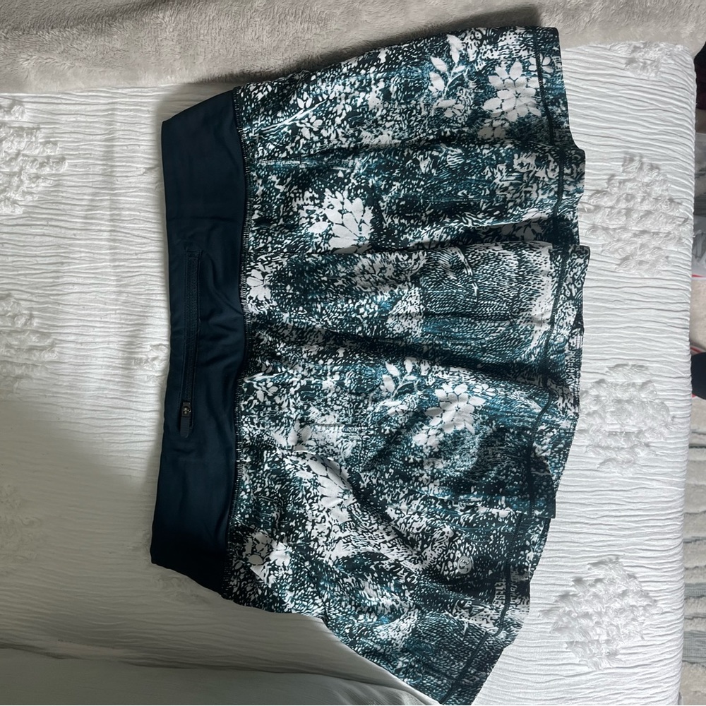 Lululemon skirt (size 6)